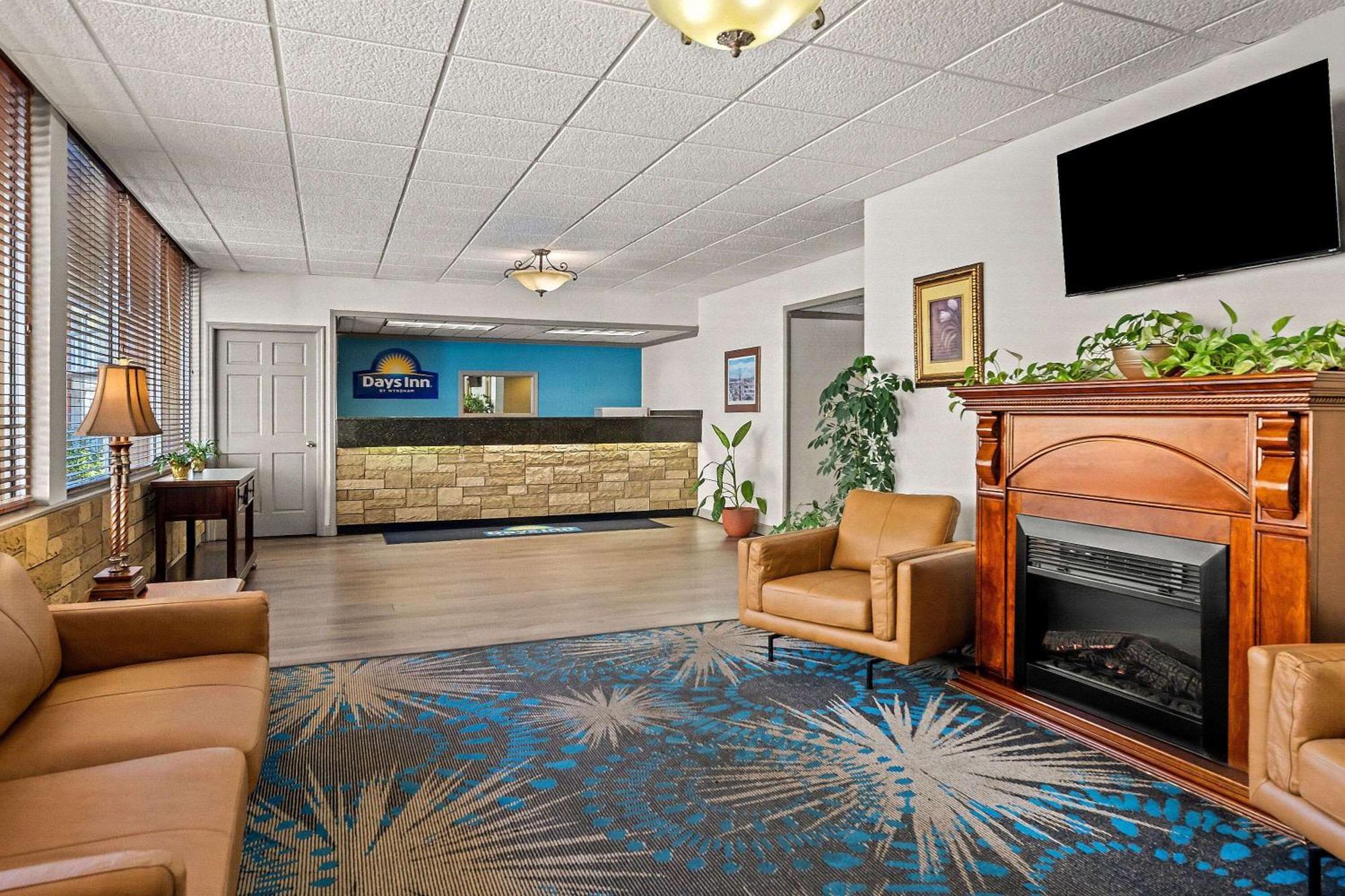 Days Inn By Wyndham Dubuque Exterior photo